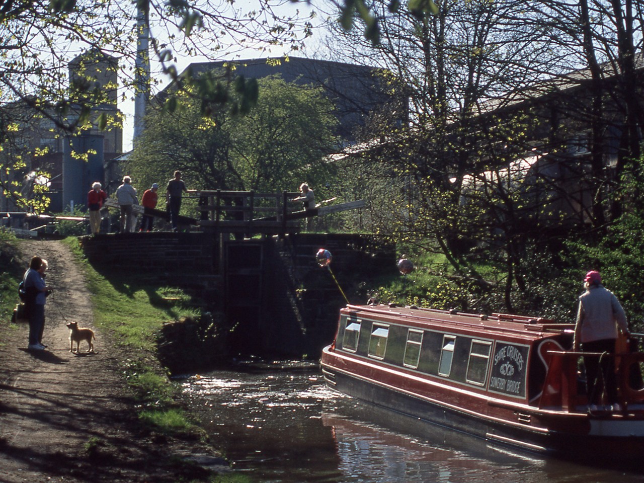 The first boats approach Lock 1e in Huddersfield